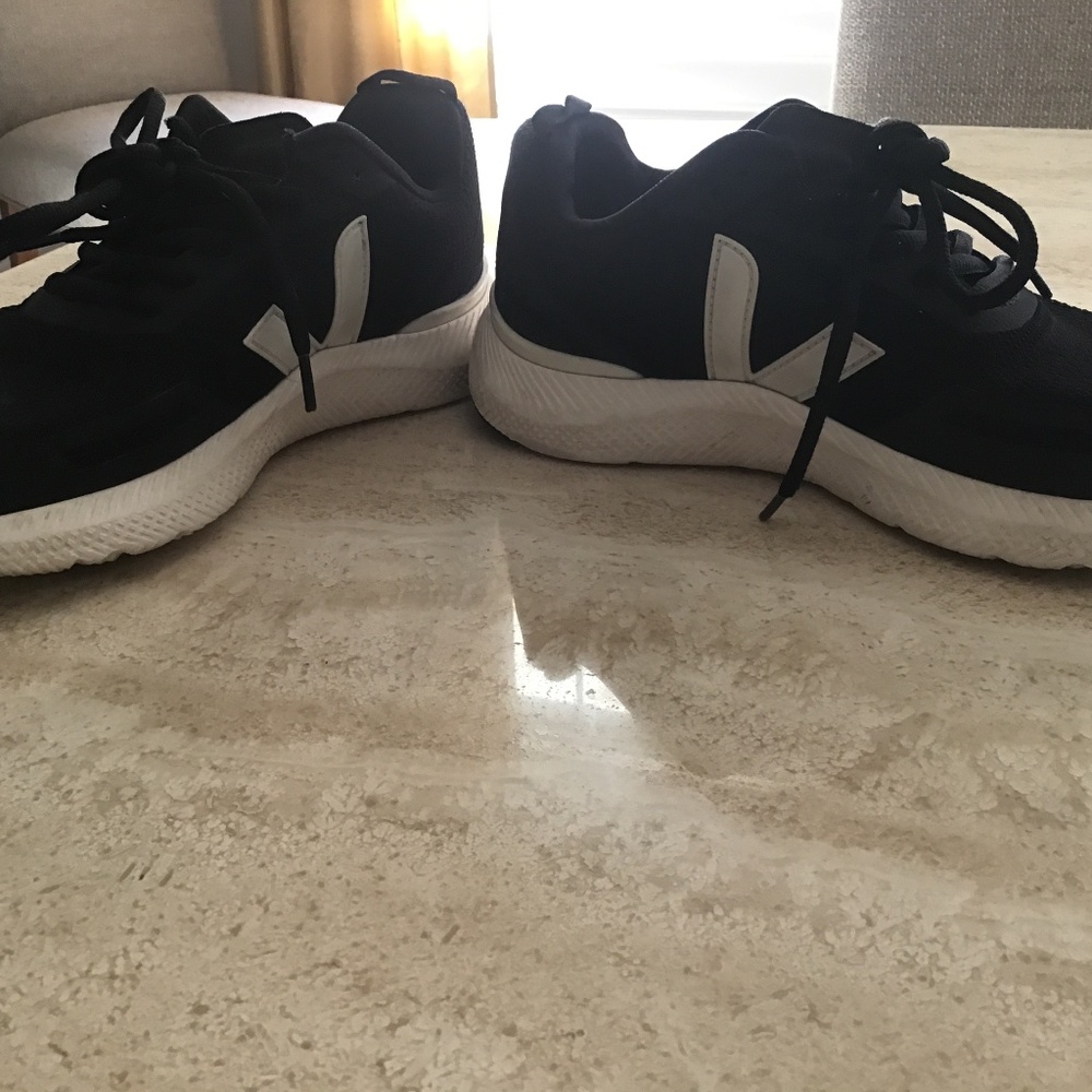 Veja women’s size 6 black and white sneakers in good condition